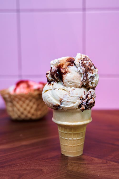 冰淇淋, 冰淇淋甜筒, 垂直拍摄 的 免费素材图片