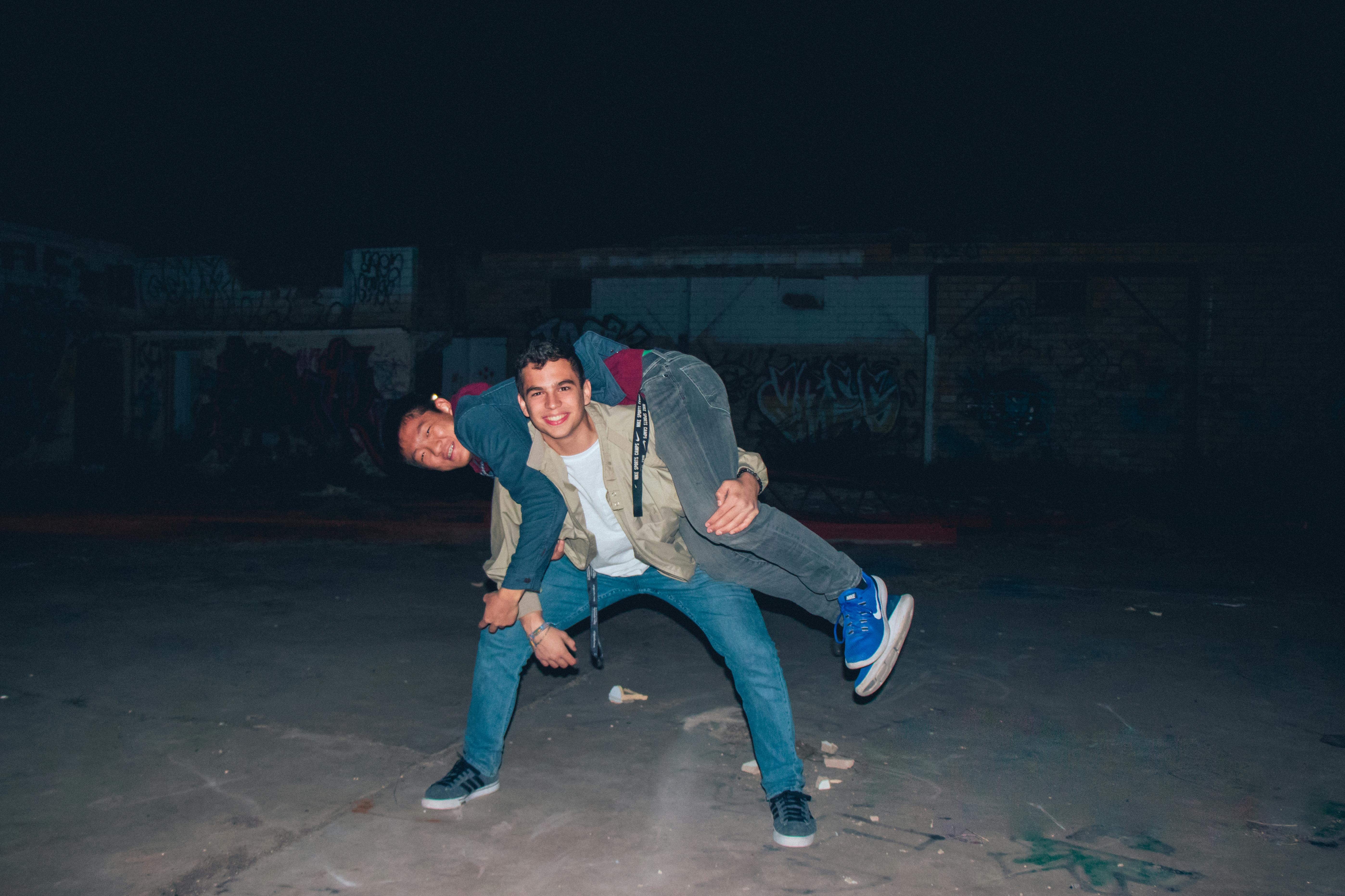 两个年轻人晚上一起玩乐，欢声笑语中尽显友谊