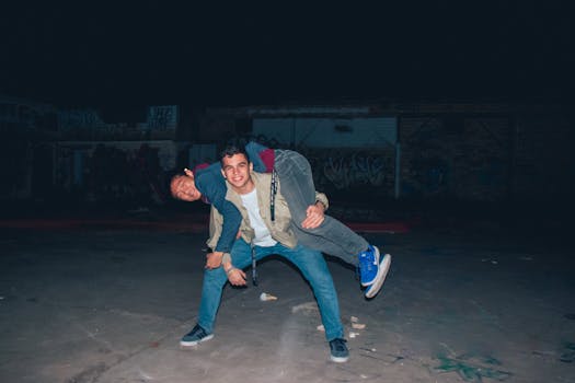 两个年轻人晚上一起玩乐，欢声笑语中尽显友谊