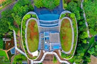 郁郁葱葱的绿色景观环绕着迷人的现代建筑航拍画面