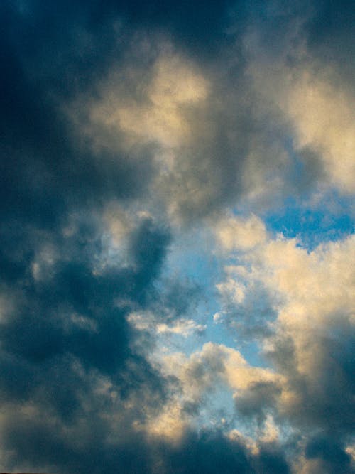 Foto d'estoc gratuïta de cel, cel malhumorat, fons de pantalla per al mòbil
