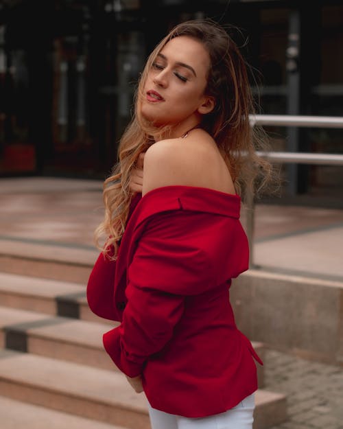 Základová fotografie zdarma na téma brunetka, červená bunda, elegantní