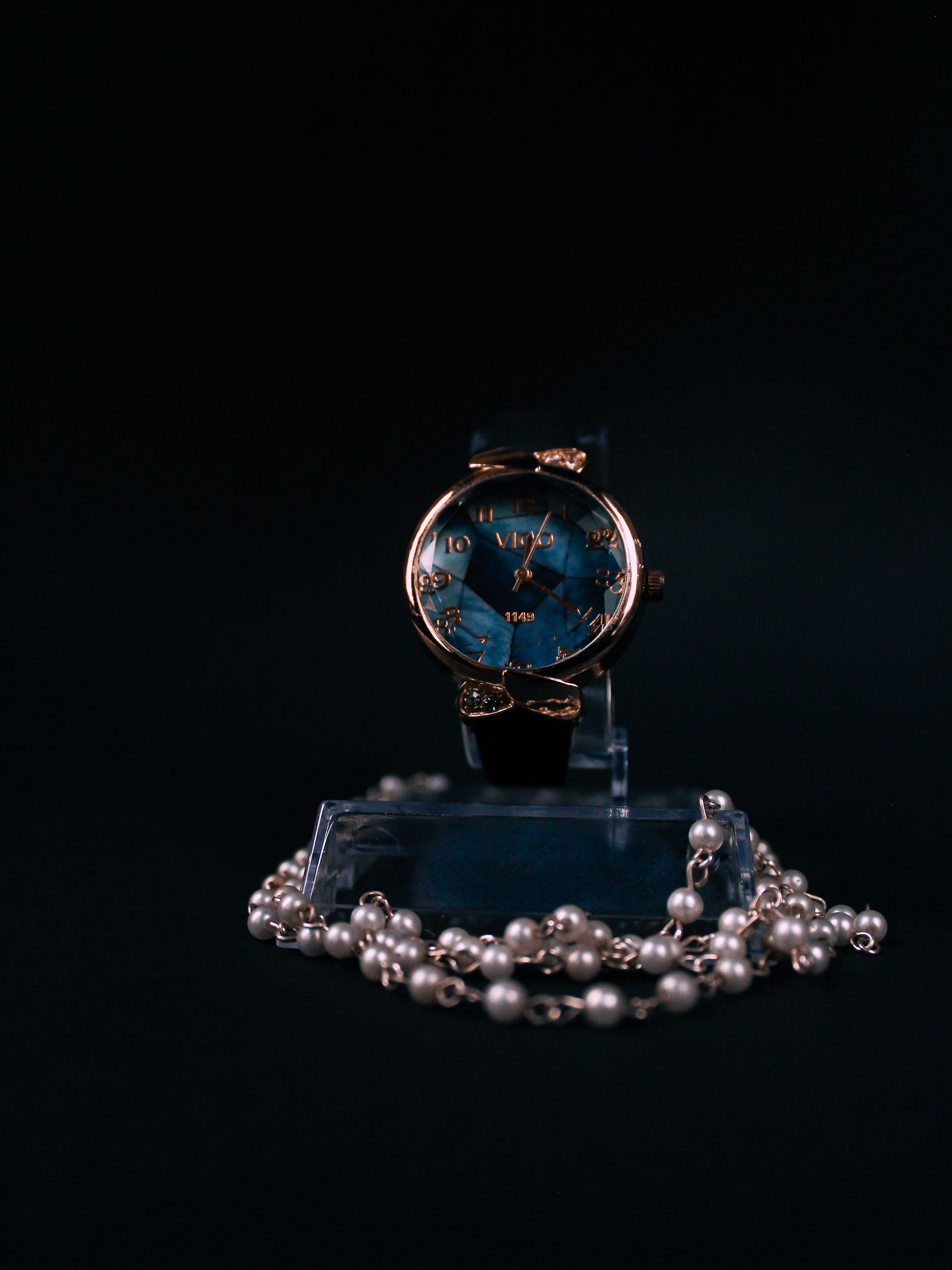 Montre de prestige et bijoux sur fond sombre