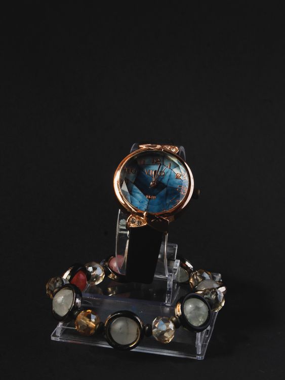 Blog, Guides montres - Montre élégante au cadran bleu et détails sertis, tendance bijou 2026