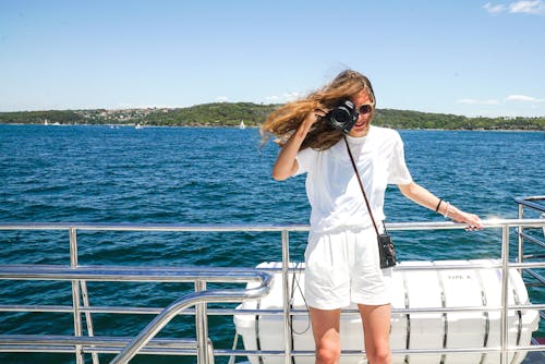 Vrouw Het Vastleggen Van Foto Terwijl Handleuningen Op Boot