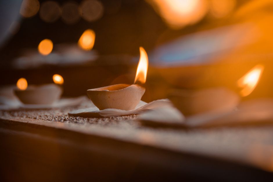 Lumânări aprinse cu flacără caldă - reprezentând lumina spirituală și iluminarea