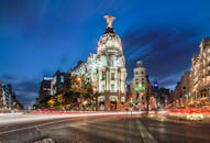 在马德里的灯光小径和充满活力的城市灯光中，可以欣赏到大都市建筑的壮丽夜景