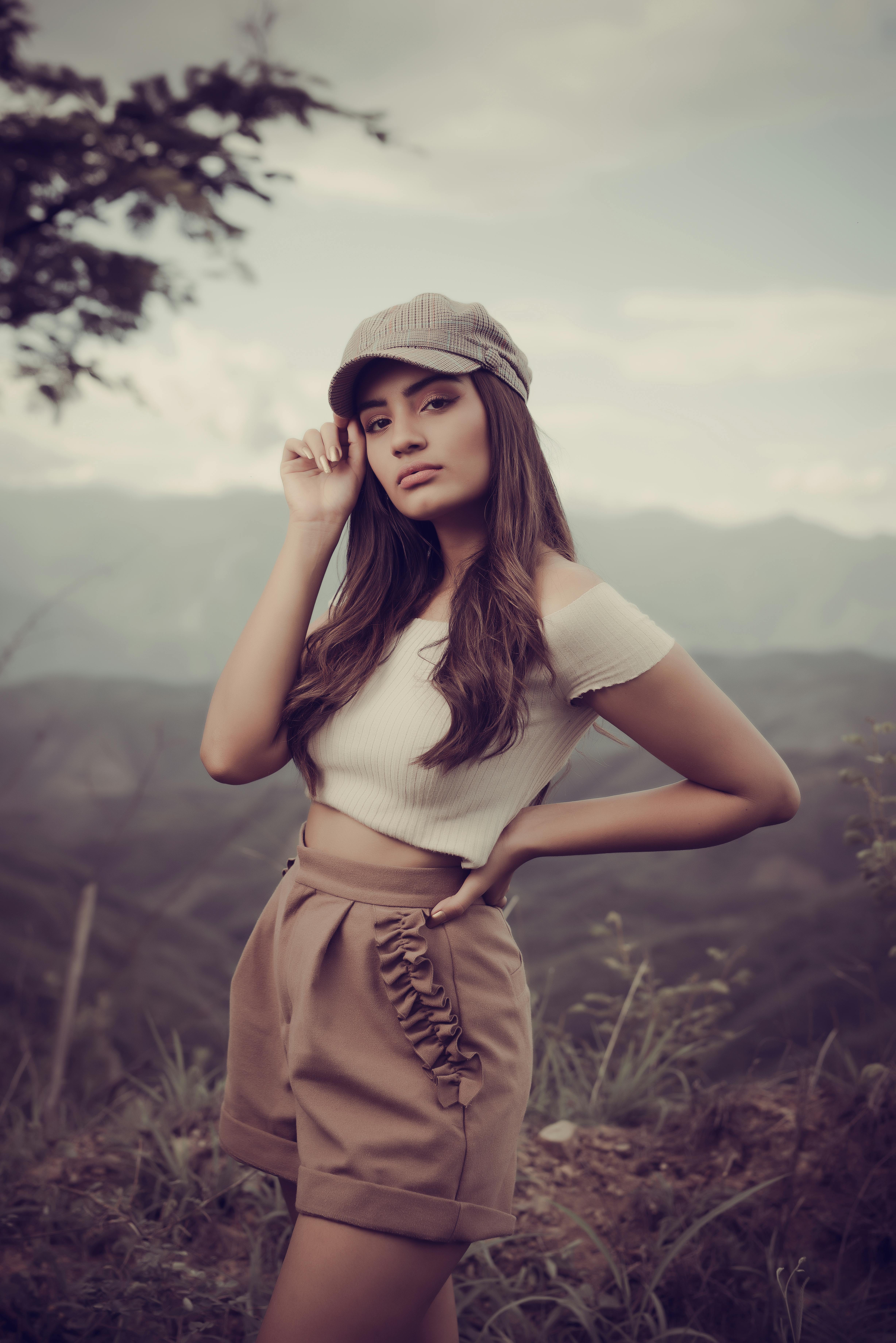 bezplatná Základová fotografie zdarma na téma dlouhé vlasy, hnědé vlasy, kšiltovka Základová fotografie