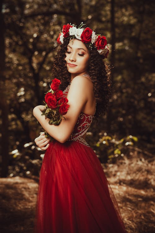 Darmowe zdjęcie z galerii z czerwona sukienka, czerwone róże, fotografia mody