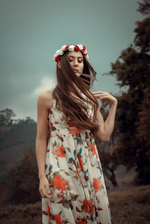 Gratis lagerfoto af blomster, kaukasisk kvinde, kjole