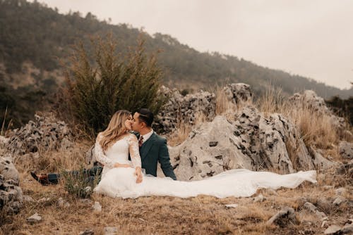 Foto profissional grátis de afetuoso, beijando, casal