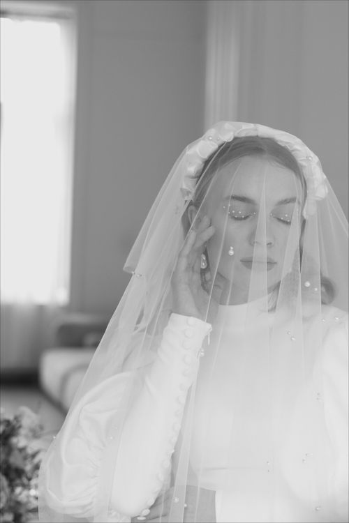 Free A stylish and serene bridal portrait capturing elegance and grace. Stock Photo