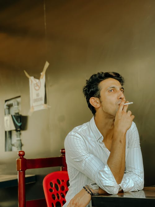 Δωρεάν στοκ φωτογραφιών με άνδρας, κάπνισμα, κατακόρυφη λήψη