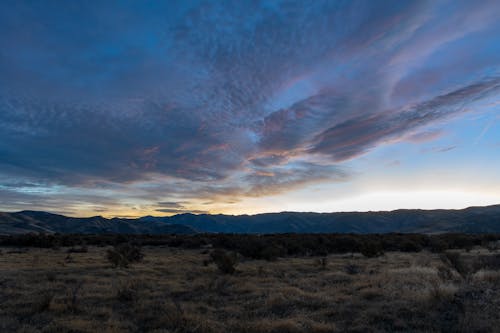 бесплатная Живописный вид на горы на рассвете Стоковое фото