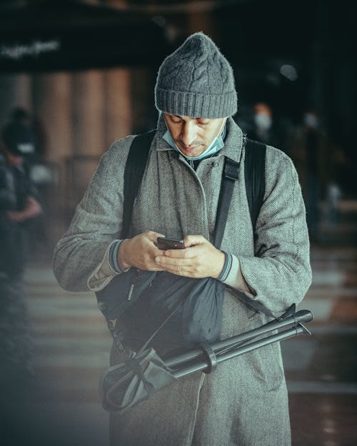 Foto profissional grátis de abrigo, alforje, celular