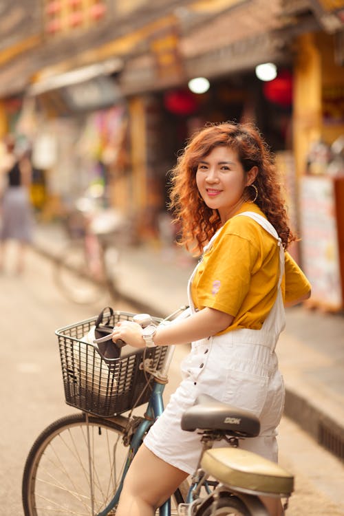 Gratis stockfoto met aantrekkelijk mooi, bruin haar, fiets