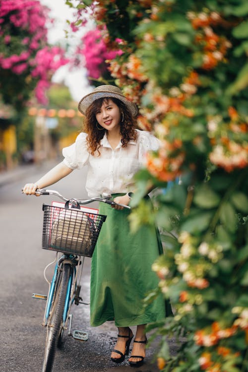 Foto profissional grátis de bicicleta, cesta, chapéu