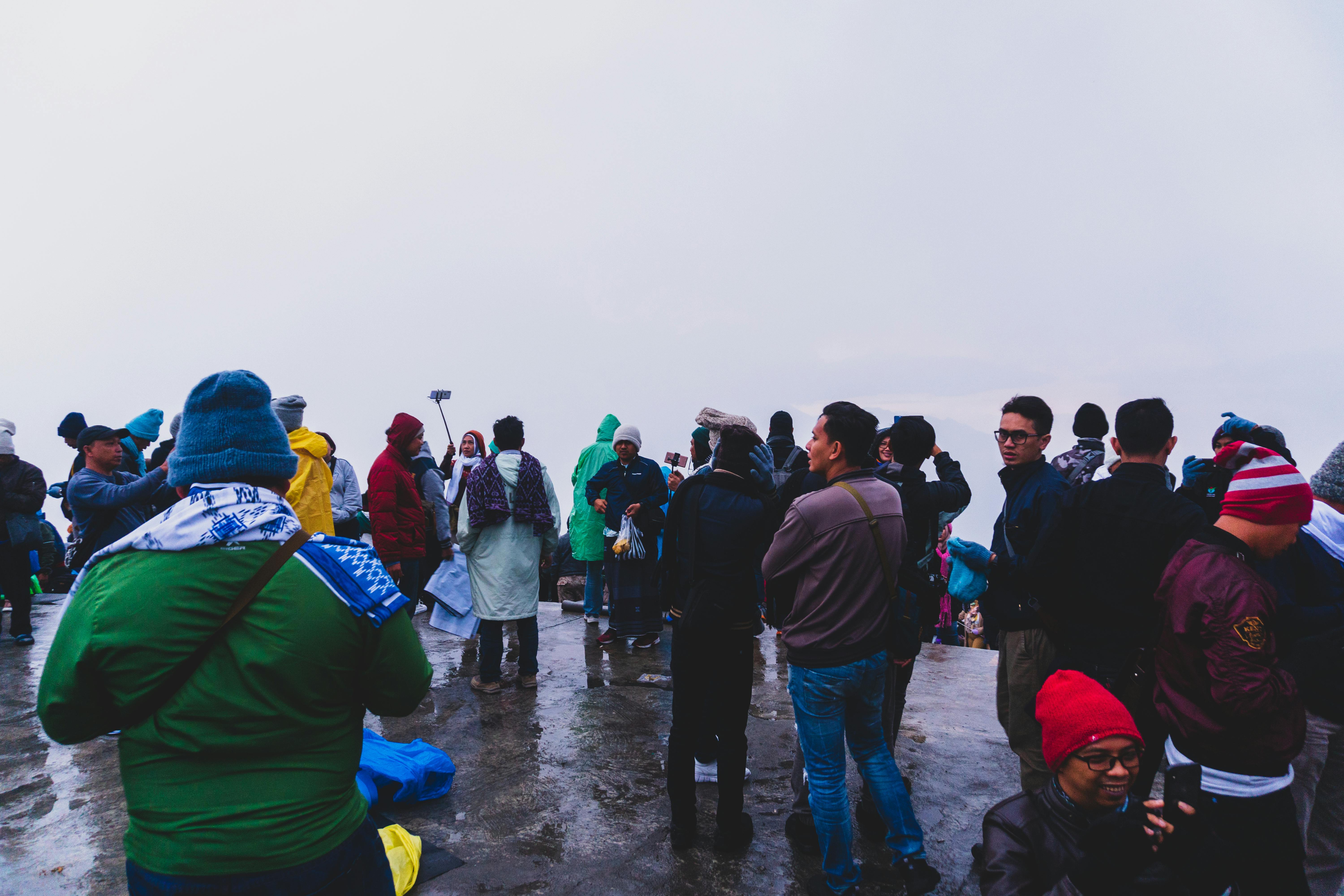 一群游客在雾天穿着暖和的冬装聚集
