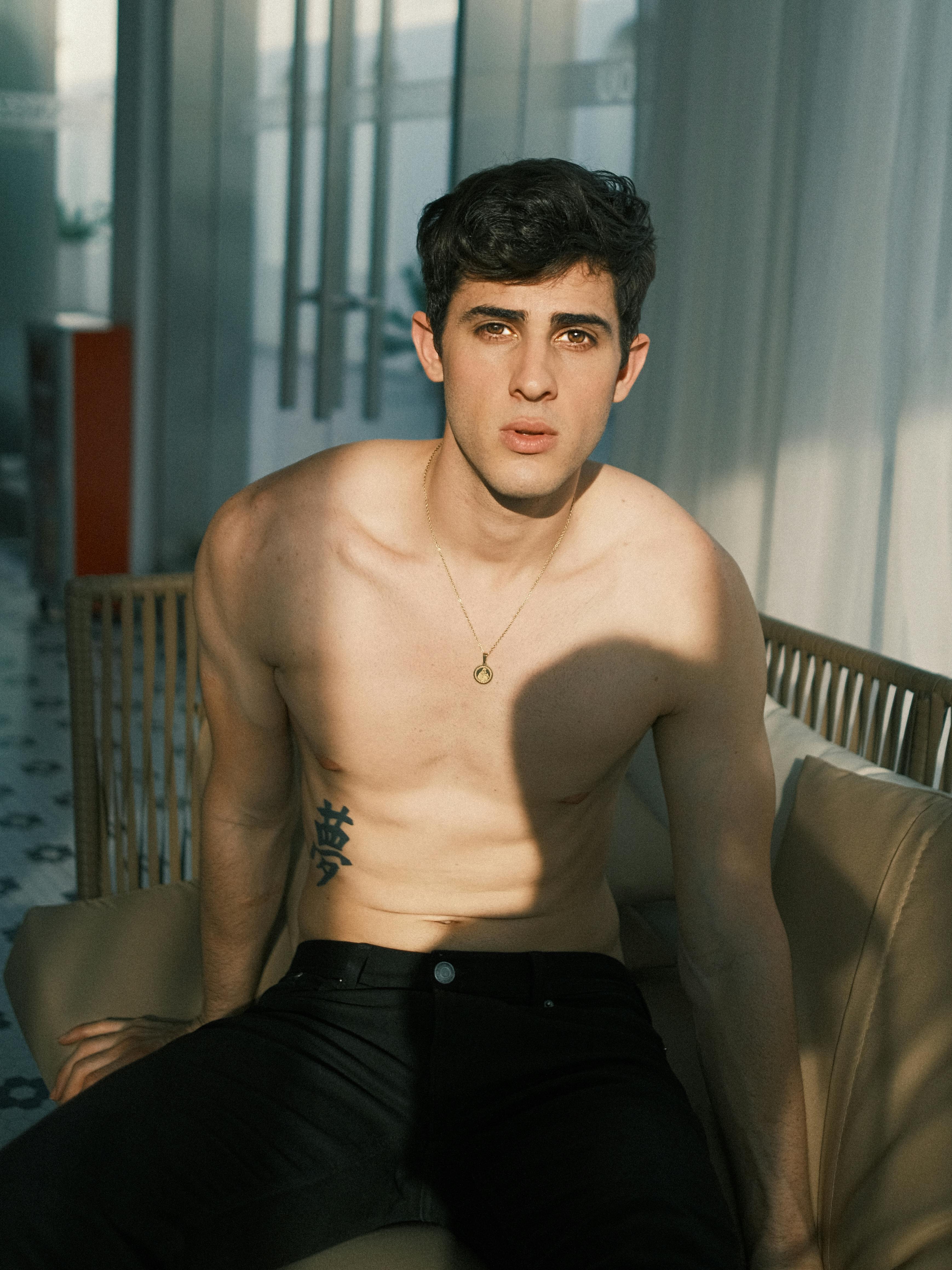 Zadarmo Fotobanka s bezplatnými fotkami na tému čierne vlasy, domáci interiér, dôverný Fotka z fotobanky