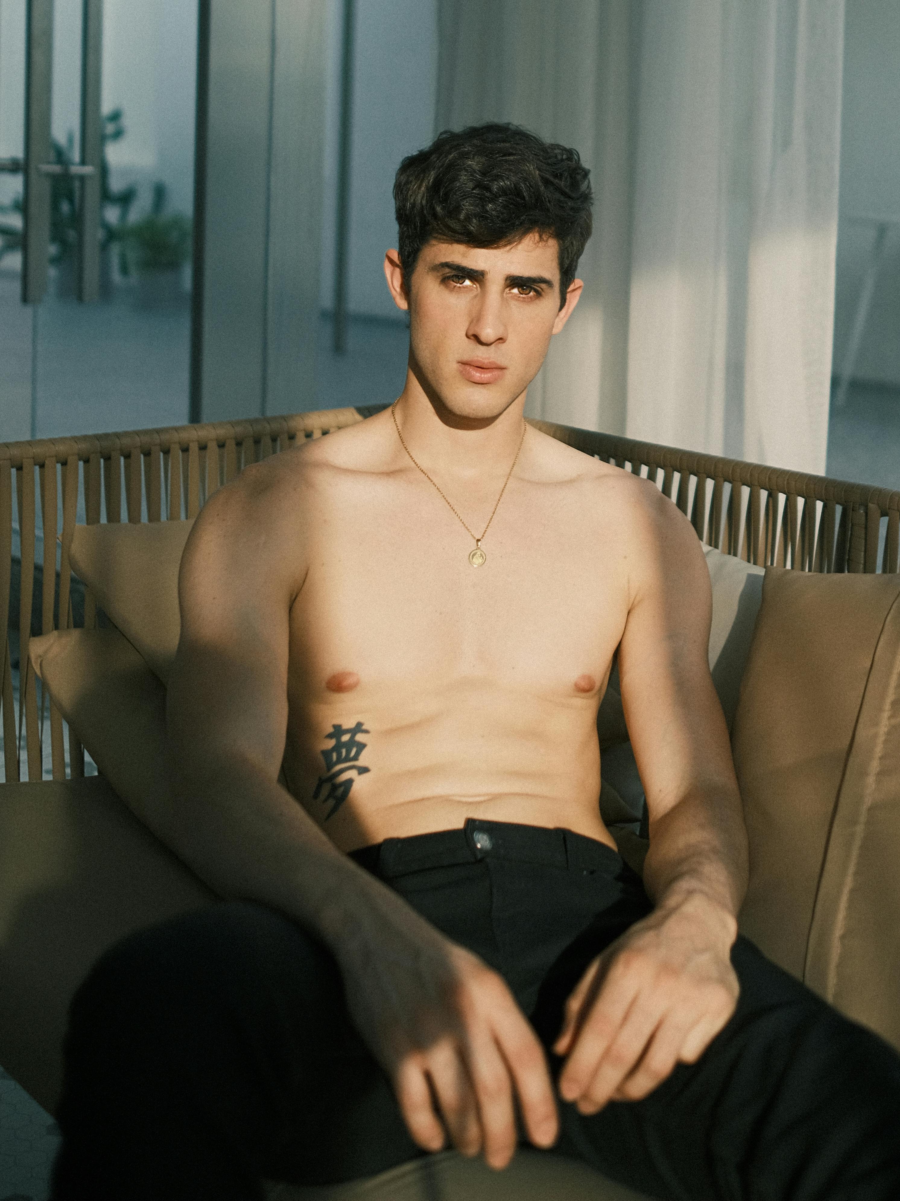 bezplatná Základová fotografie zdarma na téma běloch, bez trička, brunet Základová fotografie