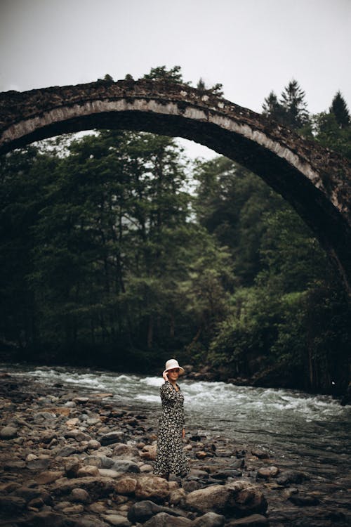 Fotos de stock gratuitas de bosque, corriente, mujer