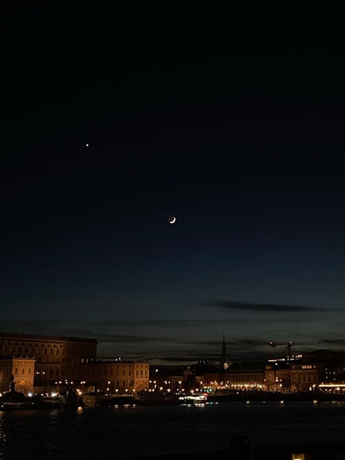 夜の街の無料の写真素材