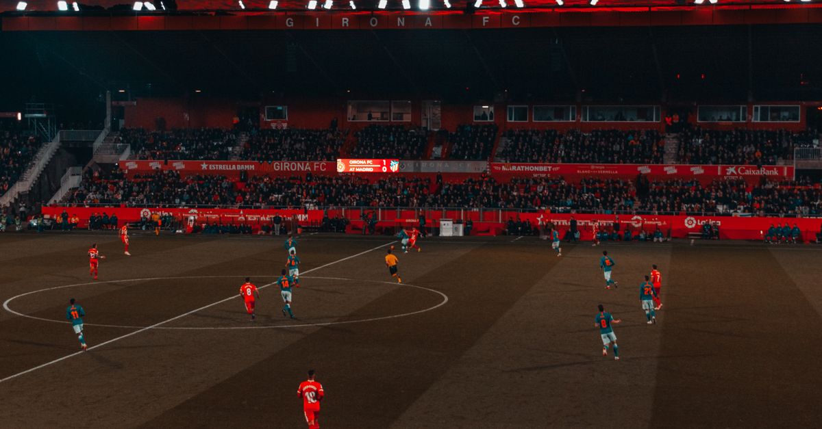 Stadion piłkarski nocą