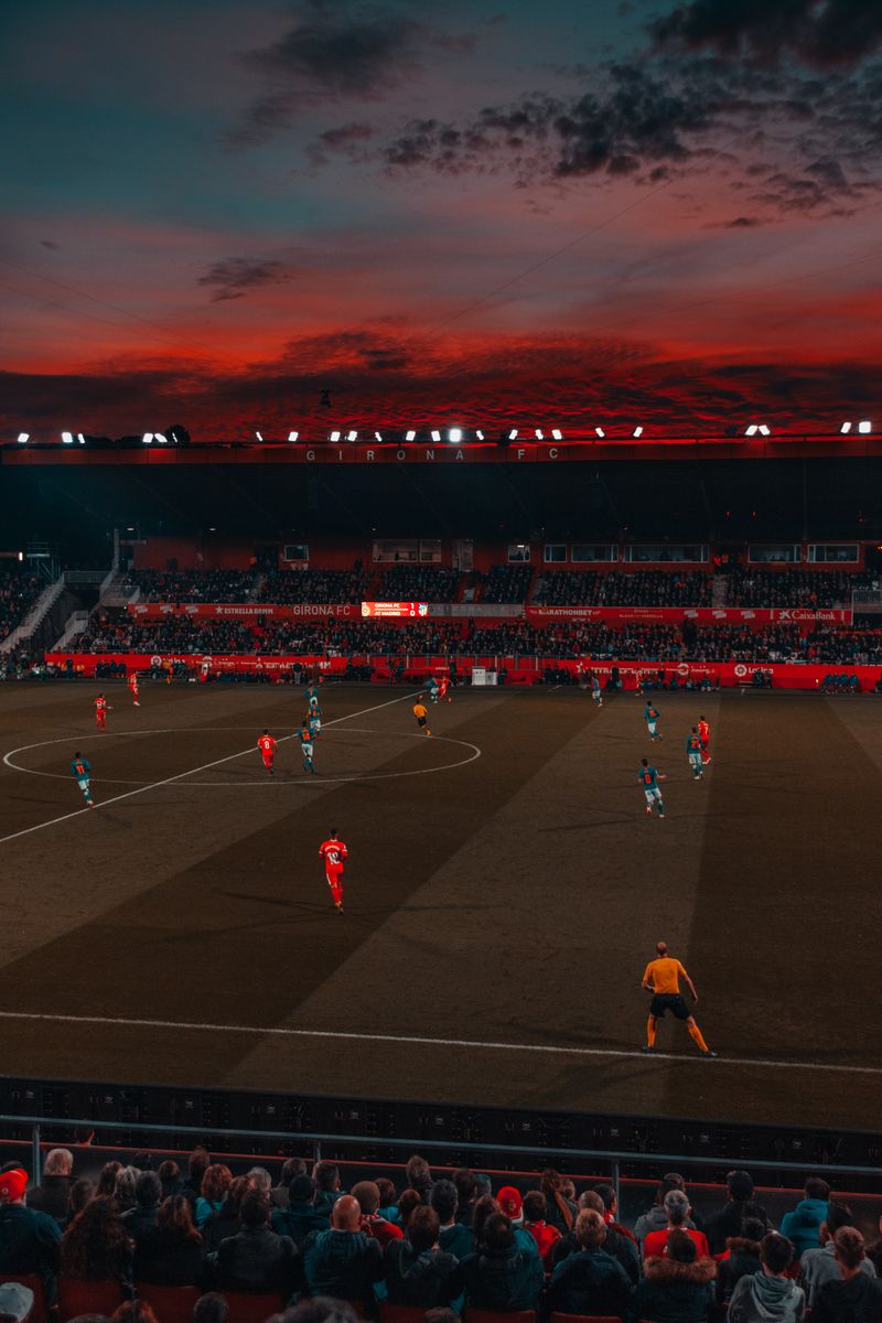 Jogo de futebol ao pôr do sol