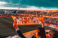 在足球比赛中，赫罗纳足球俱乐部的体育场内，人群充满活力地举着横幅