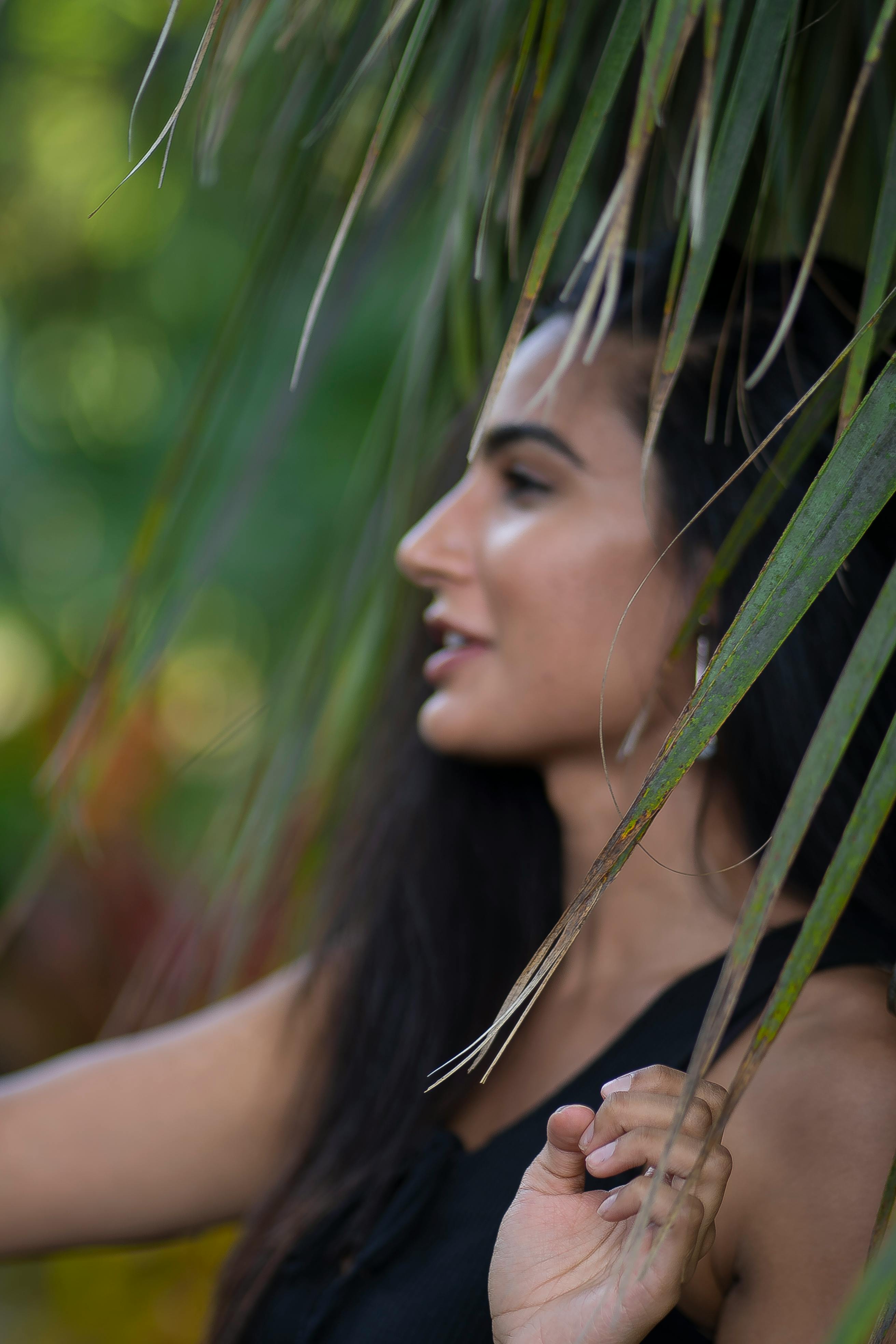 Gratis Selektivt Fokus Foto Af Kvinde I Nærheden Af Blade Lagerfoto