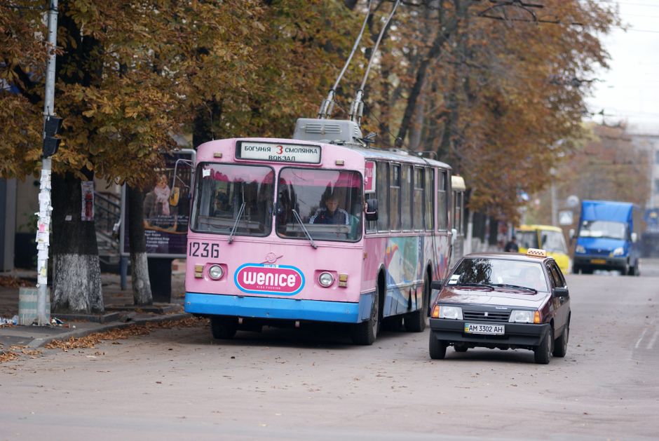 Ciocnire devastatoare între un autobuz cu 15 pasageri și o mașină. Un mort în urma impactului. VIDEO șocant!