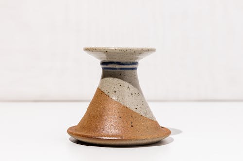 Ceramic candle holder with brown and gray details
