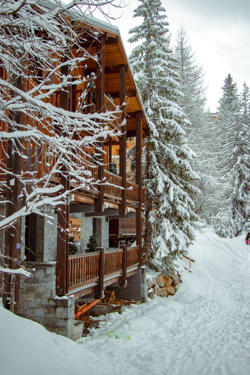 Free Rustic wooden chalet in a picturesque snowy forest setting, perfect for winter getaways. Stock Photo