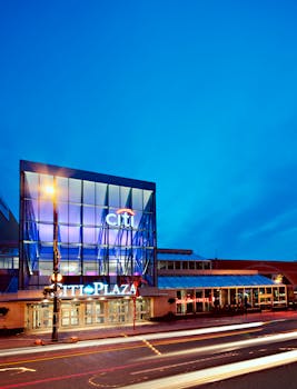 黄昏时分，花旗广场充满活力的外观与光条纹交相辉映