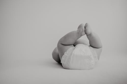 Gratis arkivbilde med baby, bleie, svart-hvitt