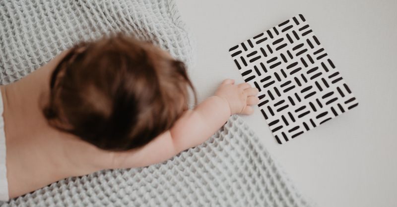 Comment stimuler l’éveil de bébé : astuces pour développer ses sens dès la naissance