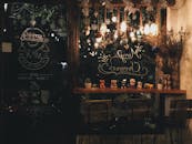 咖啡馆内部温馨喜庆，配有优雅的圣诞装饰和迷人的灯光