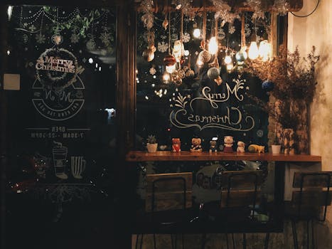 咖啡馆内部温暖喜庆，装饰优雅，灯光温馨