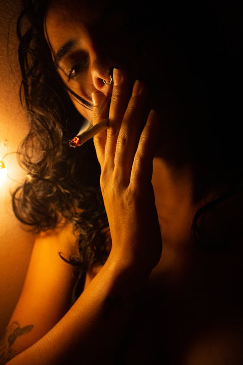 Foto profissional grátis de cara, cigarro, fumaça