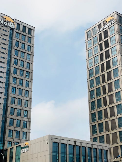 Бесплатное стоковое фото с вертикальный выстрел, городской, небоскребы