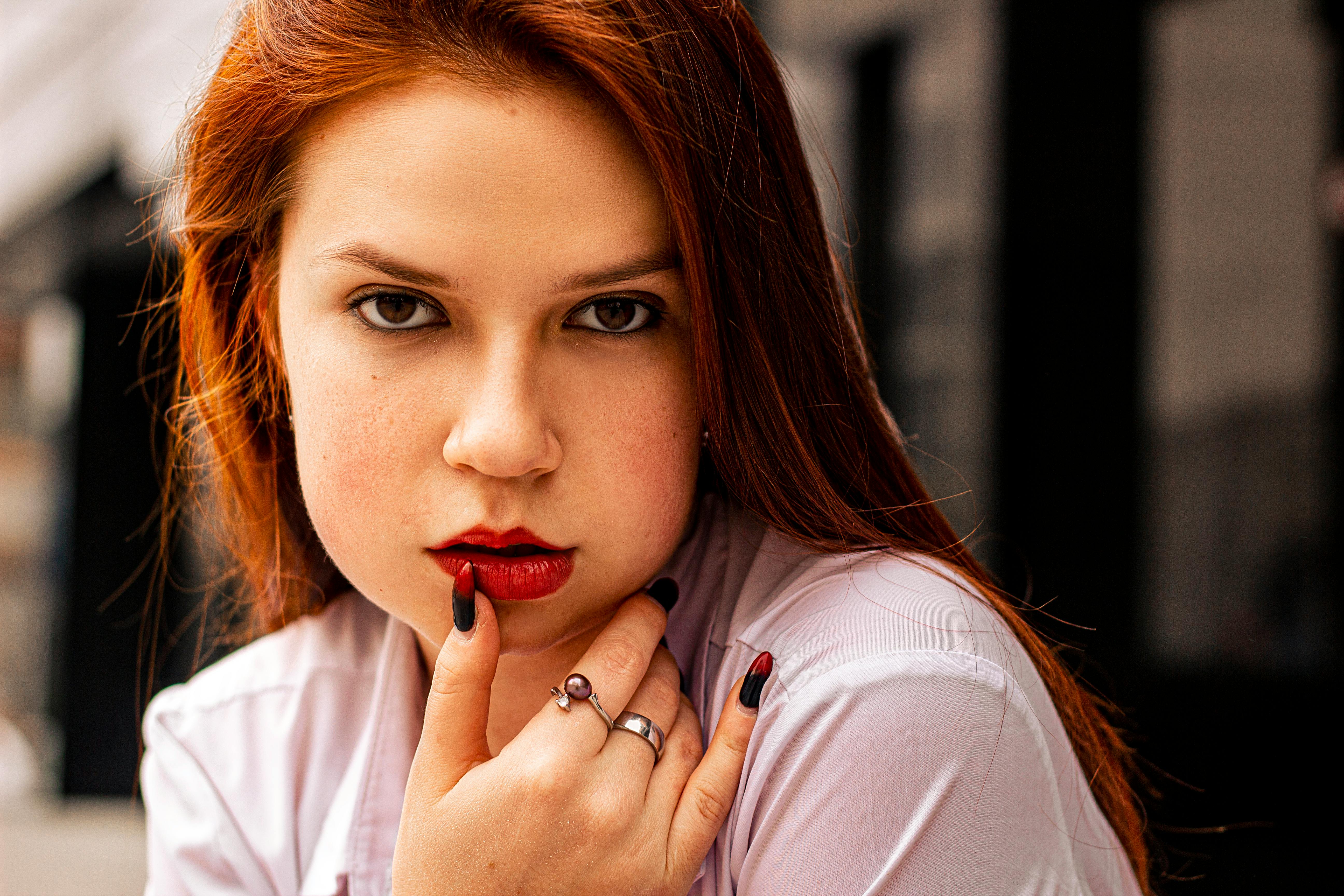 Hombre activo y con energía, simbolizando vitalidad masculina y testosterona