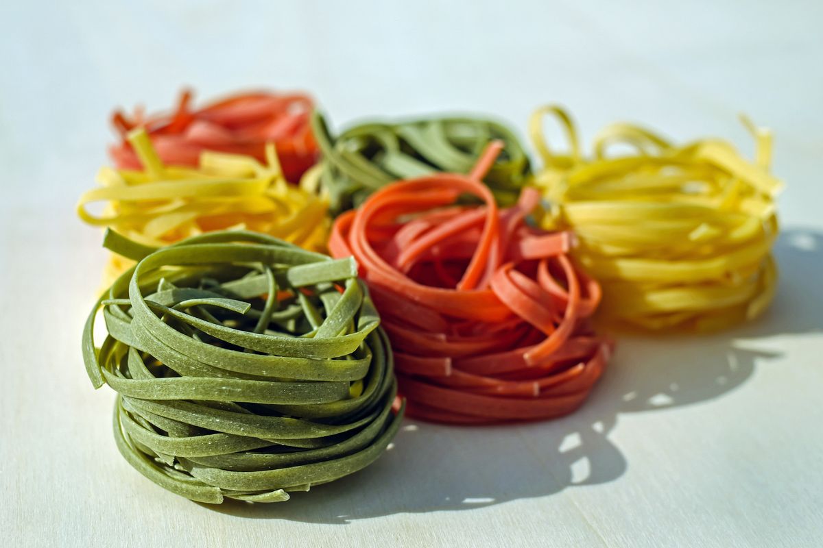 Pâtes colorées maison : épinards, betterave, curcuma - Recette de pâtes fraîches vertes aux épinards