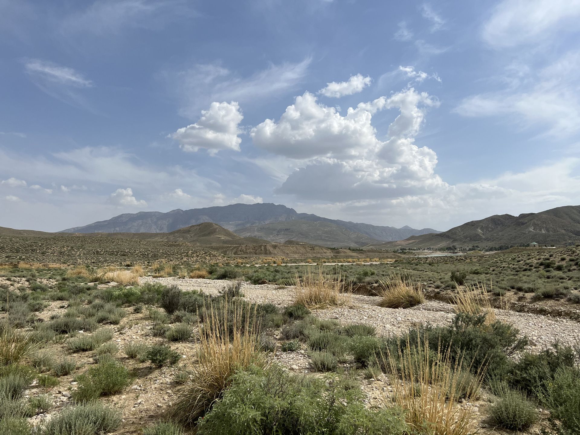 Paisaje árido de montañas en Baluchistán a plena luz