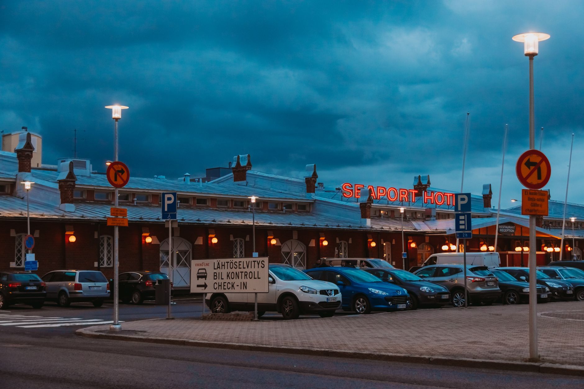 Hastane otoparkında park izni levhası