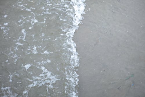 Darmowe zdjęcie z galerii z brzeg plaży, duże fale, dźwięk fal