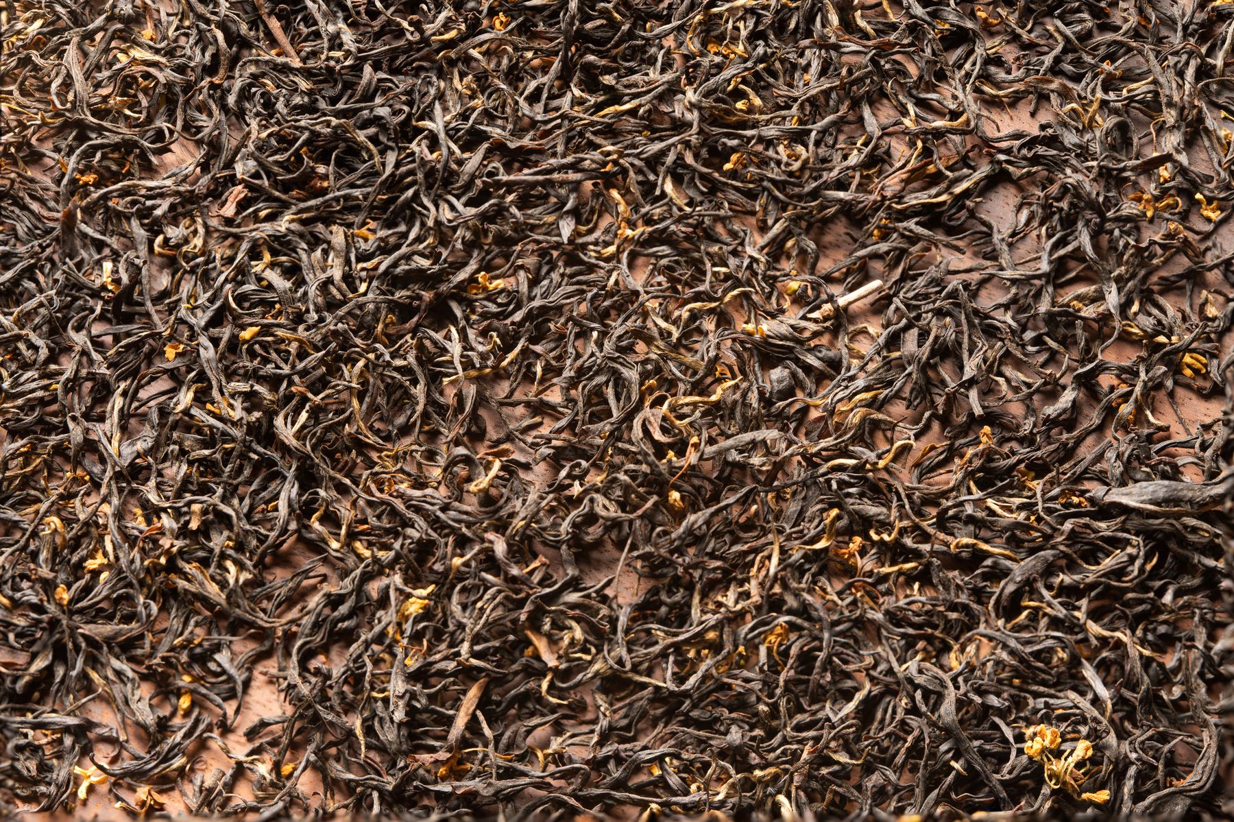 Loose dried leaf spread edge to edge — photo by Bluesea Tea on Pexels