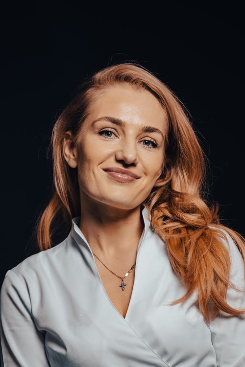 Free Elegant portrait of a smiling blonde woman in studio lighting. Perfect for fashion and lifestyle projects. Stock Photo
