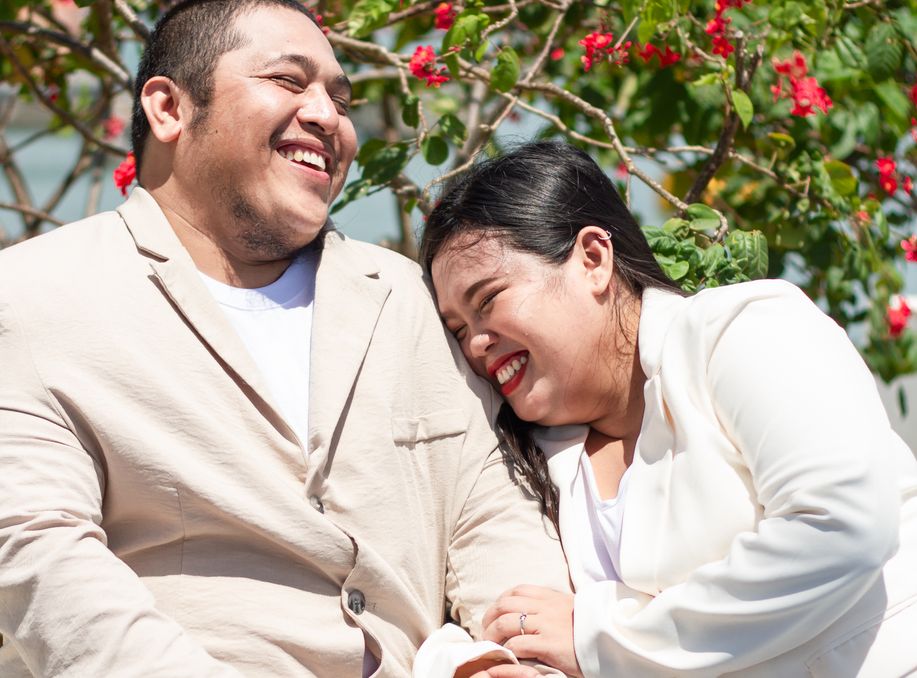 Online dating: starting a conversation on a niche platform