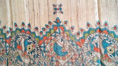 这件色彩缤纷的传统织物艺术品以鱼图案和画布上错综复杂的纹样为特色