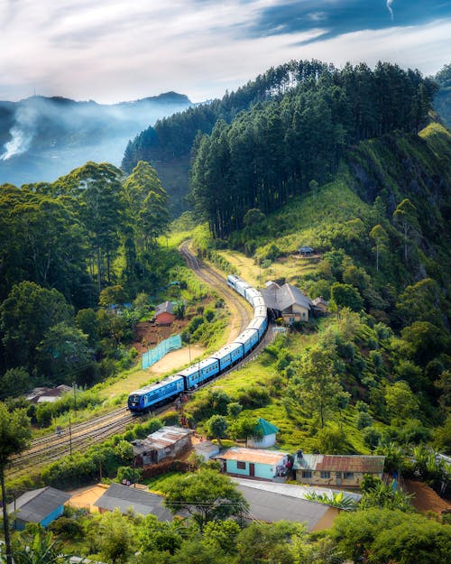 Evlerin Yakınındaki Dağda Demiryolu Fotoğrafı